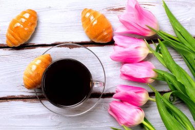 Güzel Lale kahve ile mavi bir arka plan üzerinde. Üstten Görünüm