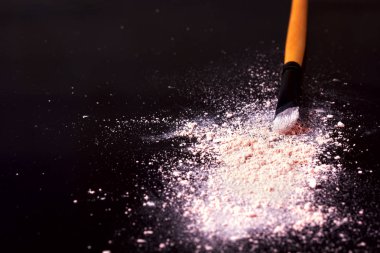 Profesyonel makyaj toz fırçaları ile.