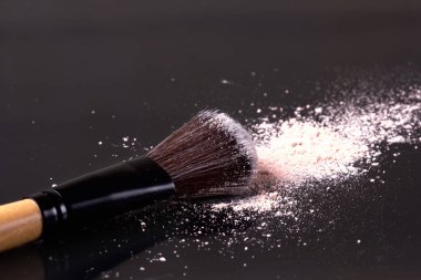 Profesyonel makyaj toz fırçaları ile.