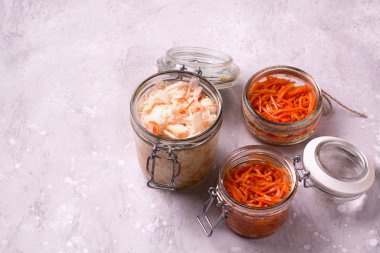 Kavanoz fermente sebze.