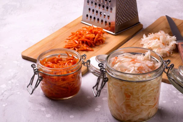 Frascos de legumes fermentados . — Fotografia de Stock