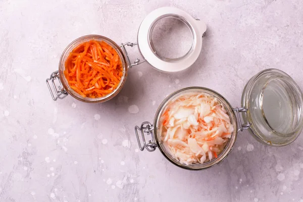 Frascos de legumes fermentados . — Fotografia de Stock