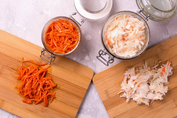 Frascos de legumes fermentados . — Fotografia de Stock