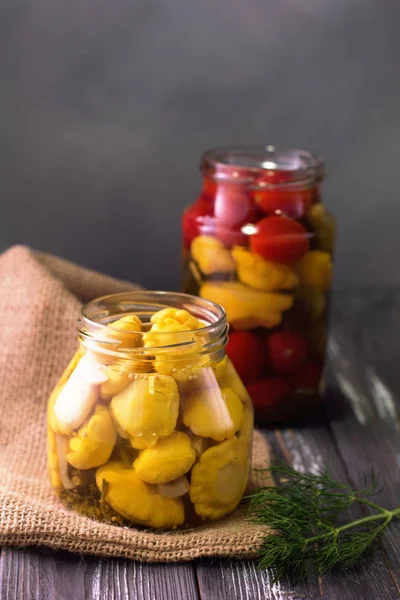 Frascos de legumes fermentados . — Fotografia de Stock