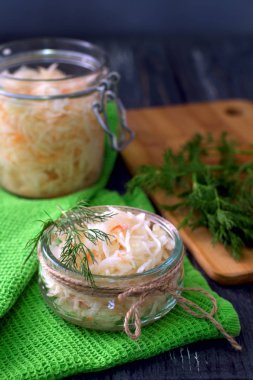 Kavanoz fermente sebze.