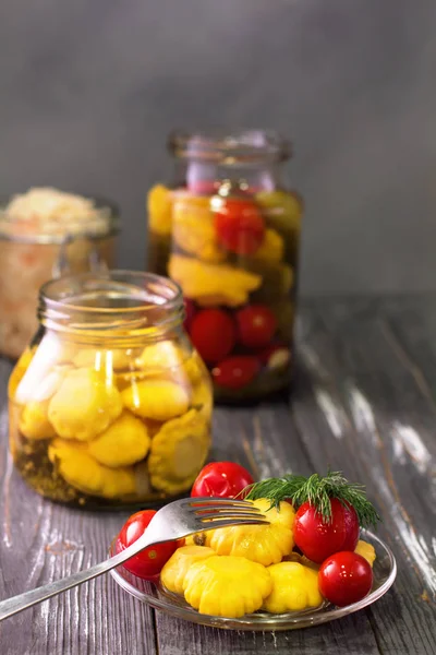 Frascos de legumes fermentados . — Fotografia de Stock