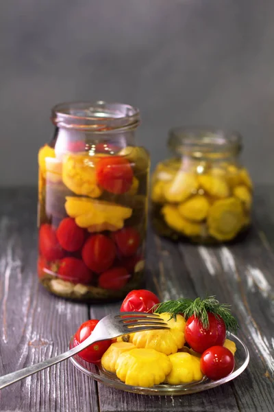 Frascos de legumes fermentados . — Fotografia de Stock