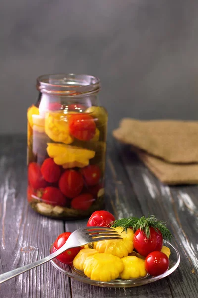 Frascos de legumes fermentados . — Fotografia de Stock