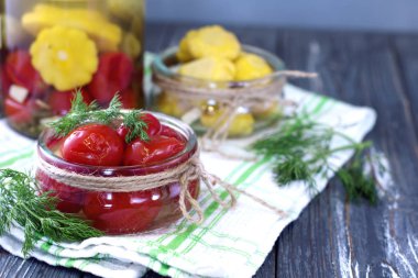 Kavanoz fermente sebze.