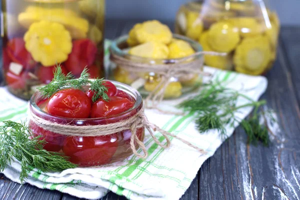 Vasi di verdure fermentate . — Foto Stock