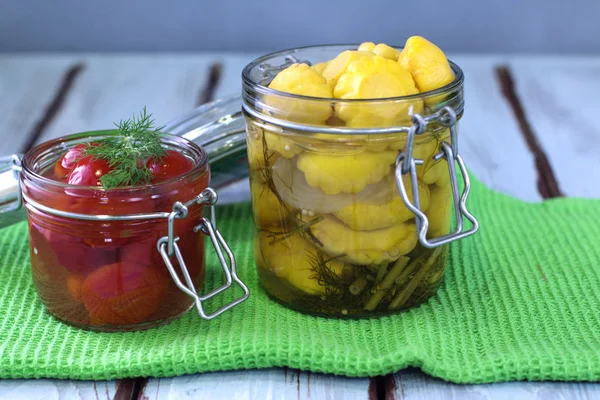 Frascos de legumes fermentados . — Fotografia de Stock