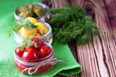 Kavanoz fermente sebze.