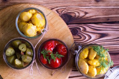 Kavanoz fermente sebze.