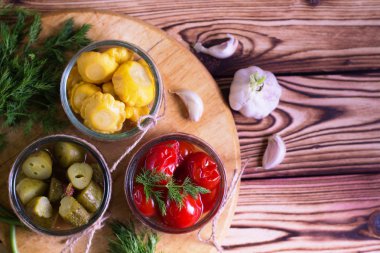 Kavanoz fermente sebze.