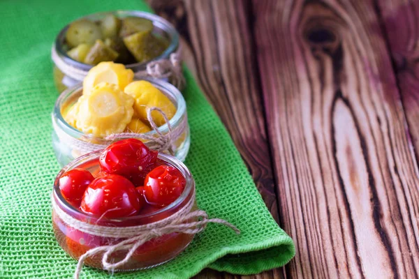 Frascos de legumes fermentados . — Fotografia de Stock