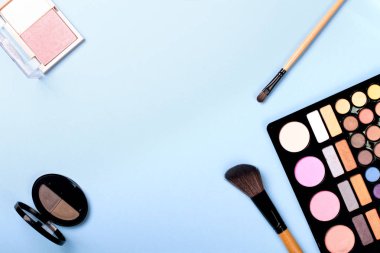 Çiçek rengi zemin üzerine kozmetik ayarla.