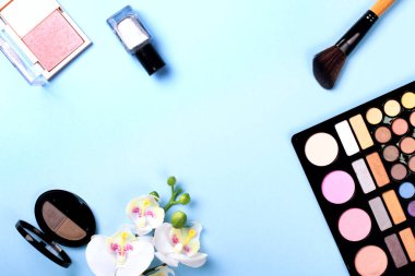 Çiçek rengi zemin üzerine kozmetik ayarla.