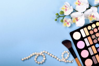 Çiçek rengi zemin üzerine kozmetik ayarla.