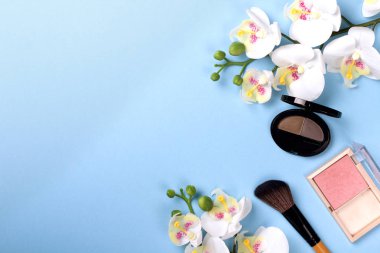 Çiçek rengi zemin üzerine kozmetik ayarla.