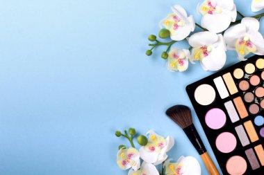 Çiçek rengi zemin üzerine kozmetik ayarla.