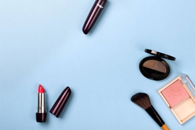 Çiçek rengi zemin üzerine kozmetik ayarla.