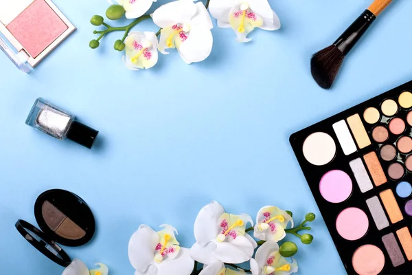 Çiçek rengi zemin üzerine kozmetik ayarla.