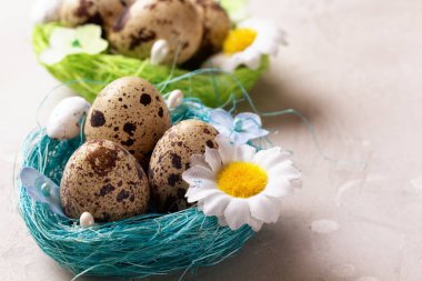 Çiçekli bir sepette paskalya yumurtası.