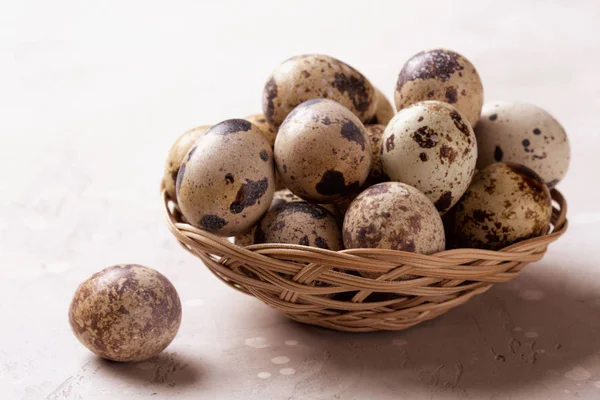 Ostereier im Korb mit Blumen. — Stockfoto