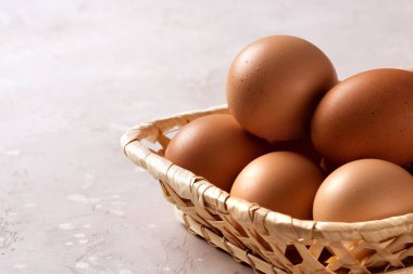 Çiçekli bir sepette paskalya yumurtası.