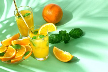 Yeşil palmiye yaprakları ile portakal suyu