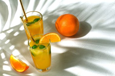 Beyaz Palmiye yaprakları ile portakal suyu