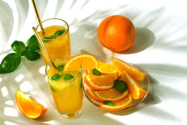 Beyaz Palmiye yaprakları ile portakal suyu