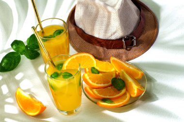 Beyaz Palmiye yaprakları ile portakal suyu