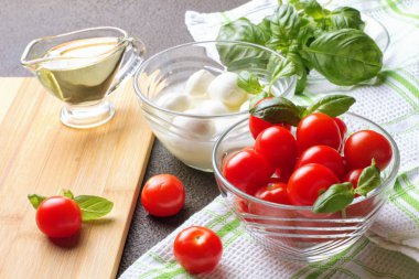 Caprese salatası. Domates, fesleğen, mozzarella ve petrol.