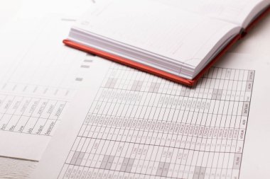 Hesap makinesi, grafikler ve kalem ile muhasebeci çalışma masası.