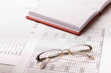 Hesap makinesi, grafikler ve kalem ile muhasebeci çalışma masası.