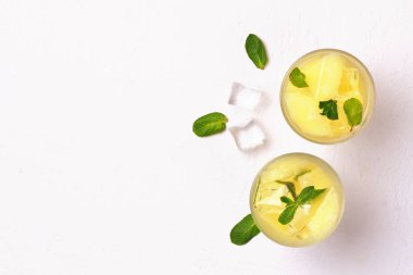 Beyaz arka planda ananas ve nane ile aşılanmış su.