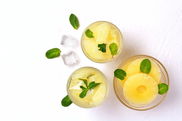 Agua infundida con piña y menta sobre fondo blanco . — Foto de Stock