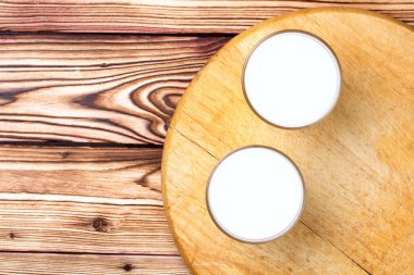 Eggnog ve şeker kamışı cam. 