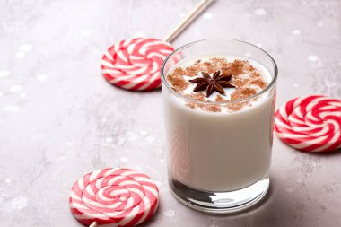 Eggnog ve şeker kamışı cam. 
