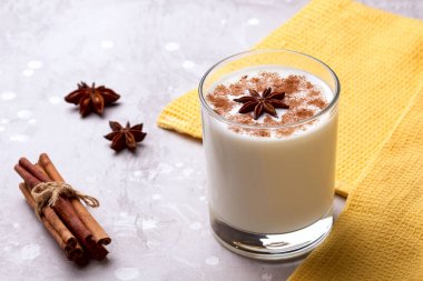 Eggnog ve şeker kamışı cam. 