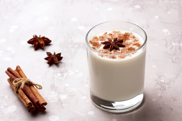 Copa de ponche de huevo y bastón de caramelo . — Foto de Stock