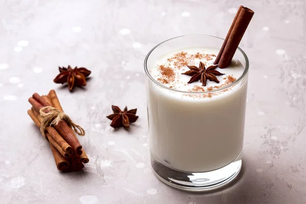 Copa de ponche de huevo y bastón de caramelo . — Foto de Stock