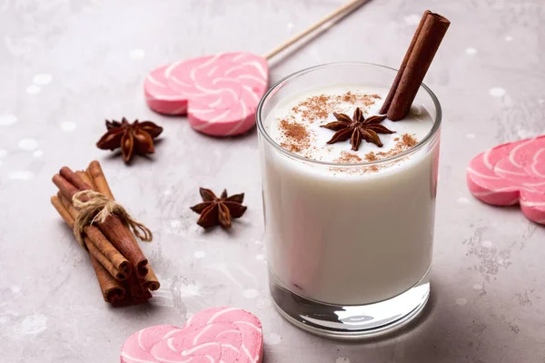 Copa de ponche de huevo y bastón de caramelo . — Foto de Stock