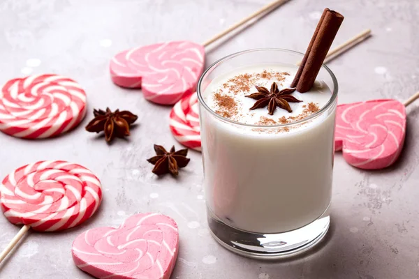 Copa de ponche de huevo y bastón de caramelo . — Foto de Stock