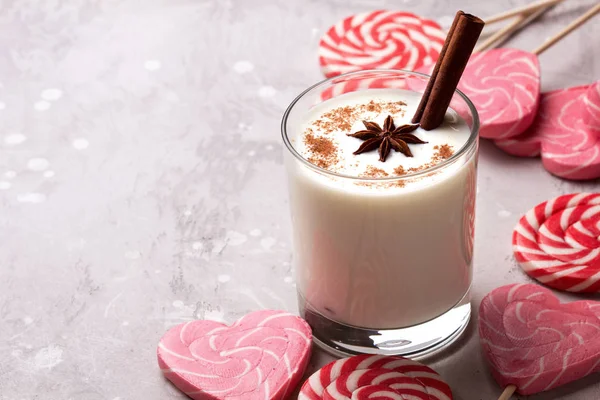 Copa de ponche de huevo y bastón de caramelo . — Foto de Stock