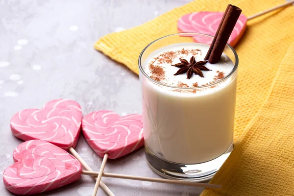 Copa de ponche de huevo y bastón de caramelo . — Foto de Stock