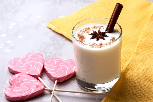 Copa de ponche de huevo y bastón de caramelo . — Foto de Stock