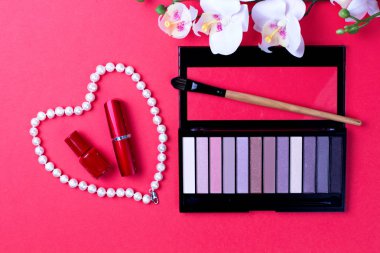 Renkli bir arka plan üst görünümünde dekoratif kozmetik seti