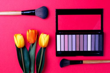 Renkli bir arka plan üst görünümünde dekoratif kozmetik seti